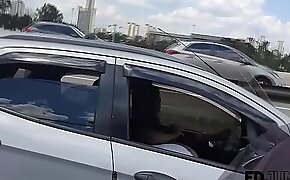 A carioca fez um oral no carro em movimento no meio da Marginal Pinheiros - Angel Takemura