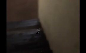 Guy pissing on stair/ Cara mijando na escada