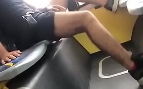 Un arabe ce masturbe dans un bus
