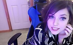 Skinny streamer flashing tits and ass on webcam