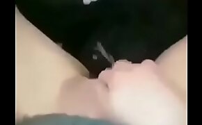 Eine Freundin fingert sich und bekommt einen orgasmus