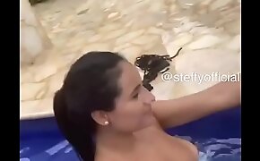 Bellezas colombianas bañandose en piscina