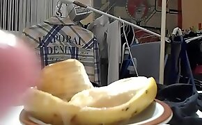 Je mange la banane avec mon sperme - I eat the banana with my cum
