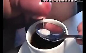 Preparando  un cafe con su lechesita