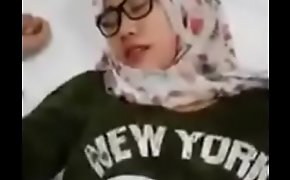 Jilbab cantik nyepong di tourist house sama selingkuhan