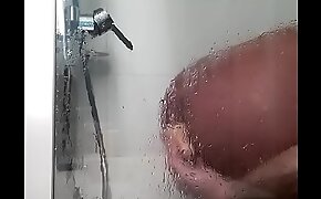 Je me gode le cul à la douche