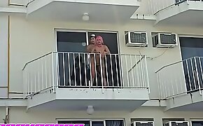 Parejita caliente se pone a follar en el balcón del hotel en Acapulco, la camarera se da cuenta y no les dice nada