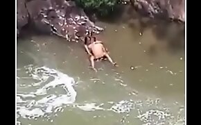 Disfrutan Cogiendo En un río de Guatemala