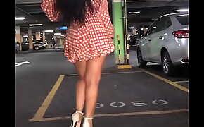 Hotwife gostosa se exibe no estacionamento do shopping para o corno, caminhando de mini saia no estilo catwalk
