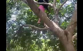 Gostosa trepando na árvore / Juliana bonde
