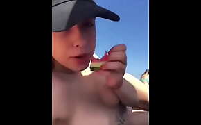 Desnuda y transmitiendo desde la playa -  porn video PutiGram com