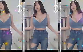 Thick Korean babe dancing