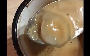 Un glaçon de sperme dans mon café