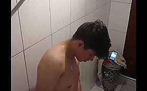 Novinho de 20 anos pauzudo tomando banho