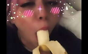 Nicole chupando un plátano