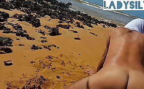 Ladysilva peladinha bem gostosa na praia querendo um pauzudo para fuder seu cuzinho