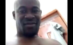 Voici une petite partie de la vidéo nue d'un Ivoirien d'Abidjan Vivant au Kenya Mr : Eric Johnson Yoroga