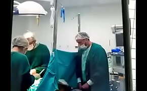 طبيب يستمني على مريضة في غرفة العمليات