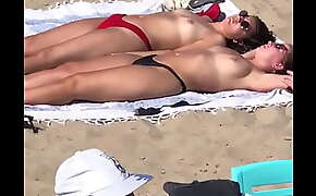 Amigas Portuguesas fazendo Topless em praia de Caxias Lisboa