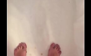 Argentino se hace la paja, se masturba en la ducha y tira mucha leche