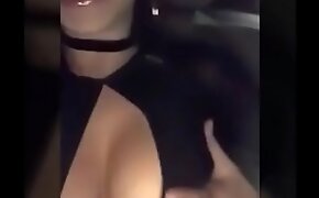 Paola Jara masturbandose en el carro