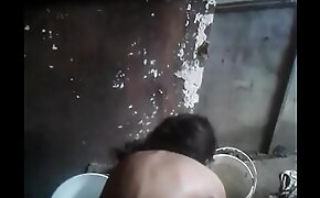 Mi novia se masturba en el baño