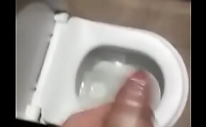 No banheiro aliviando