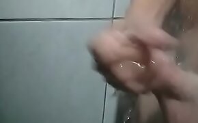 Titio batendo uma no banho