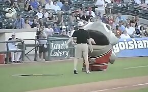 Mascote peixe safado metendo a lingua na bola e depois come o zelador durante a partida de baseball e larga ele nu na frente de toda a plateia