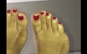 Who wants to succ Redbone Niecey smelly toes?