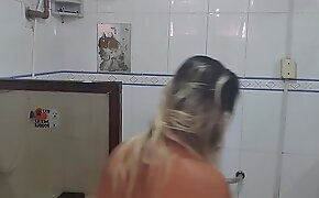 Não resisti e filmei a Irmã da minha noiva no banho