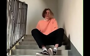 мальчик мастурбирует на общественной лестнице в подъезде и кончает